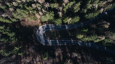 灰色混凝土道路白天鸟瞰摄影